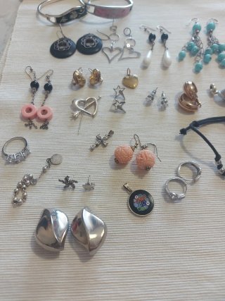 Set bigiotteria: orecchini, bracciali, anelli