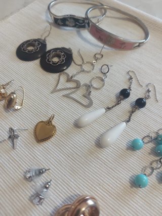 Set bigiotteria: orecchini, bracciali, anelli