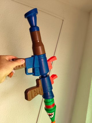 Pistola de agua con diseño de tiburón