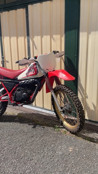 Yamaha DT 80 Enduro Roja y Blanca