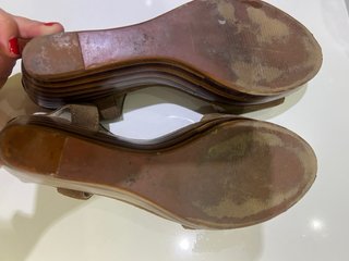 Sandalias tacón Bimba y Lola ante marrón