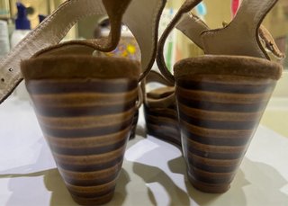 Sandalias tacón Bimba y Lola ante marrón