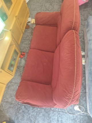 Sofá de tela rojo