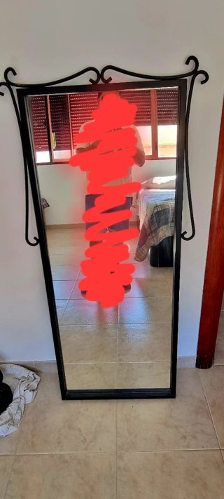 Espejo de pared negro ó vestidor. Hierro fundido.