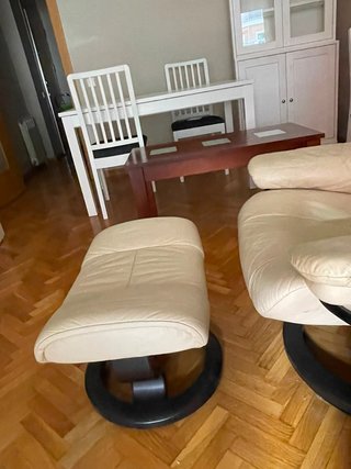 Butaca piel beige Stressless con reposapiés