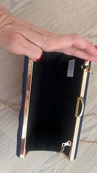 Bolso de fiesta azul marino con detalle dorado