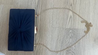 Bolso de fiesta azul marino con detalle dorado