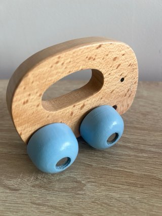 Elefante de madera con ruedas.