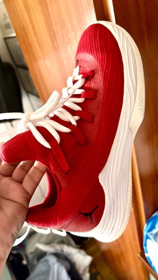 Zapatilla Jordan Roja y Blanca