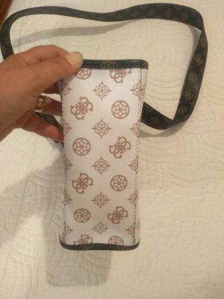 Bolsito Guess Blanco y Marrón