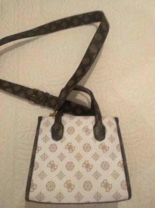 Bolsito Guess Blanco y Marrón