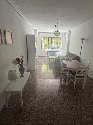 Mesa de comedor con 4 sillas