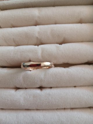 Anillo dorado con brillantes