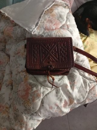 Bolso de piel marrón con grabado