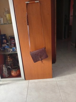 Bolso de piel marrón con grabado