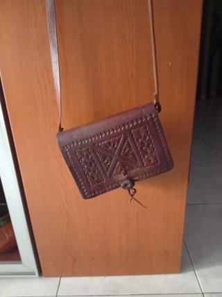 Bolso de piel marrón con grabado
