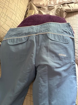 Pantalón Adidas azul con rayas
