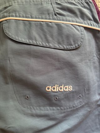 Pantalón Adidas azul con rayas