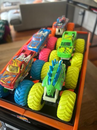 Camión Monster Trucks y 5 Coches