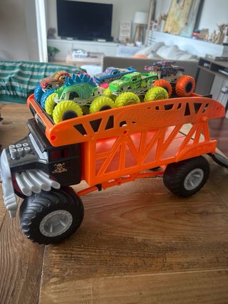 Camión Monster Trucks y 5 Coches
