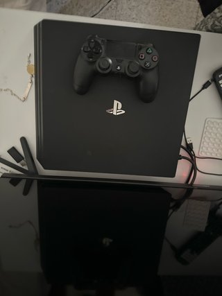PS4 Pro 1tb + Controller + 4 Giochi