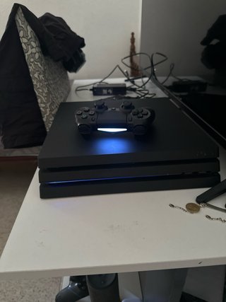 PS4 Pro 1tb + Controller + 4 Giochi
