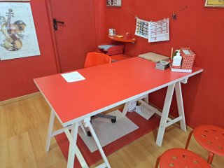 Escritorio de madera rojo