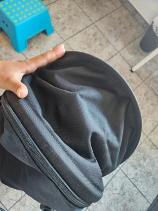 Cochecito de bebé negro y gris marca CHICCO