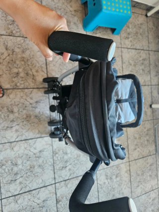 Cochecito de bebé negro y gris marca CHICCO