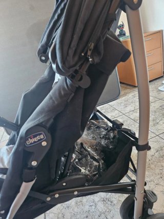 Cochecito de bebé negro y gris marca CHICCO