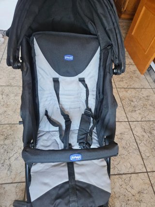 Cochecito de bebé negro y gris marca CHICCO