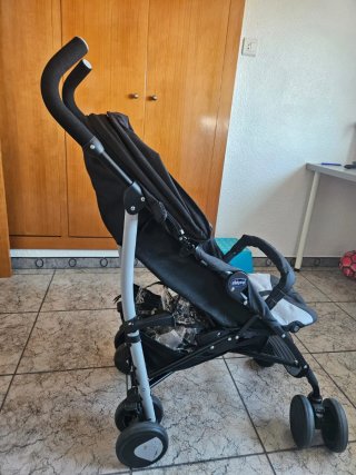 Cochecito de bebé negro y gris marca CHICCO
