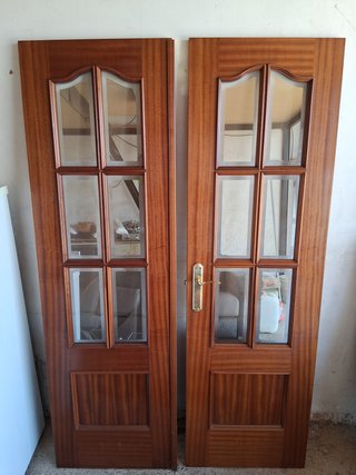 Puerta doble de madera con cristal