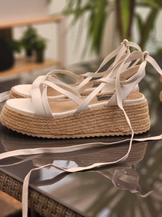 Sandalias blancas atadas