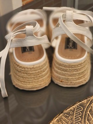 Sandalias blancas atadas