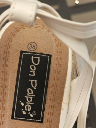 Sandalias blancas atadas
