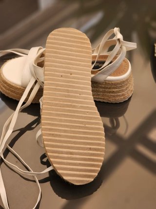 Sandalias blancas atadas