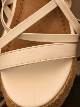 Sandalias blancas atadas