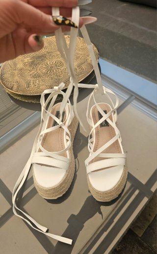 Sandalias blancas atadas