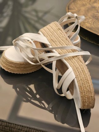 Sandalias blancas atadas