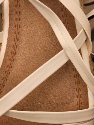 Sandalias blancas atadas