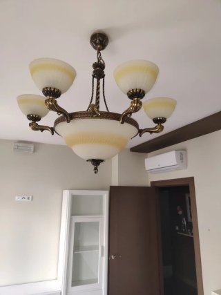 Lámpara de salón color miel y oro