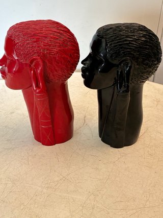 Figuras talladas de madera (2 unidades)