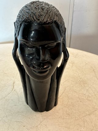 Figuras talladas de madera (2 unidades)