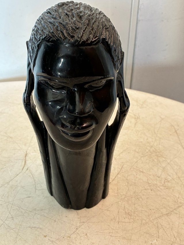 Figuras talladas de madera (2 unidades)