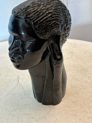 Figuras talladas de madera (2 unidades)