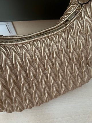 Bolso color oro con estampado en relieve