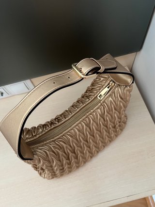 Bolso color oro con estampado en relieve
