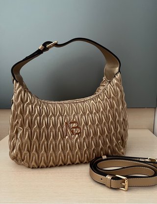 Bolso color oro con estampado en relieve