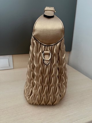 Bolso color oro con estampado en relieve